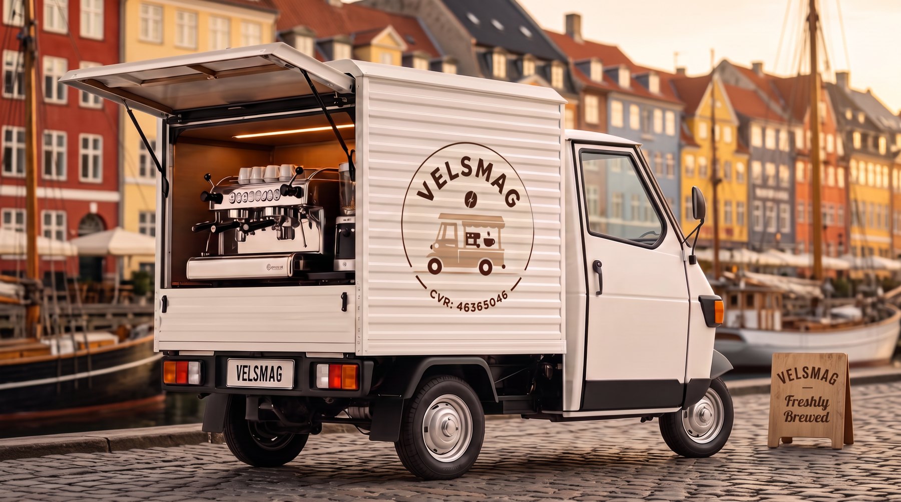 Velsmags hvide kaffe-tuktuk holder ved Nyhavn i København